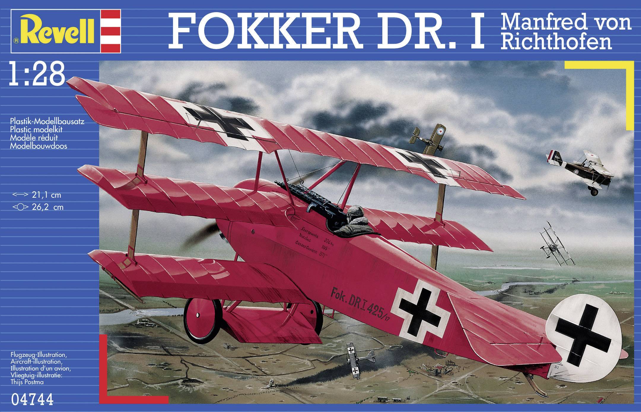 Model letadla Fokker Dr.I v červené barvě s německým křížem, letící nad ploché krajinou.