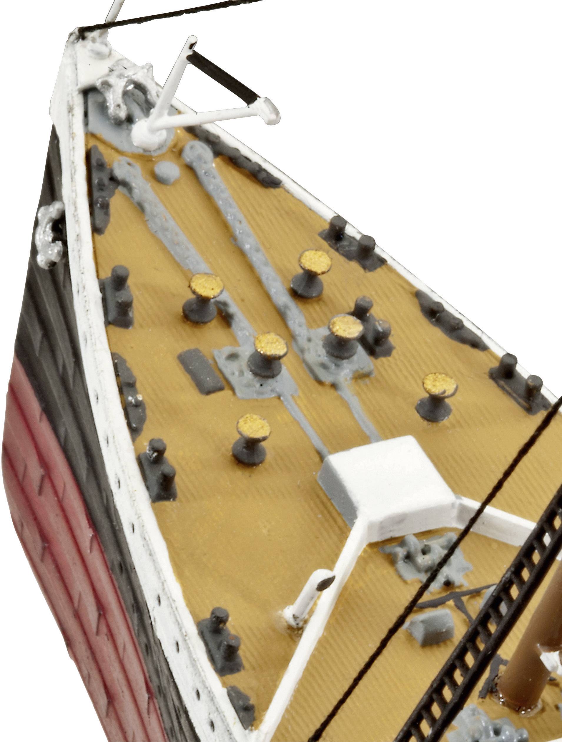Model lodního příďového úseku s palubou, kotvícími navijáky a pacholaty, malovaný černou, červenou a bílou barvou. Pohled shora.