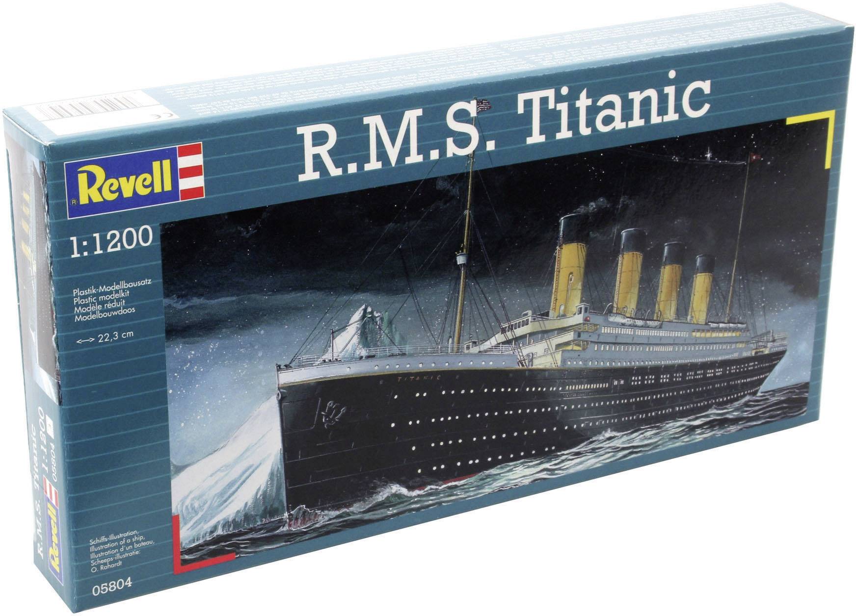 Model lodi 'R.M.S. Titanic' v měřítku 1:1200 od společnosti Revell, zobrazující slavnou loď v dramatické noční scéně.
