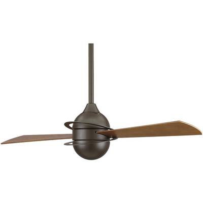 Stropní ventilátor se dvěma dřevěnými listy a moderním designem v tmavém kovovém provedení, zavěšený na tyči.