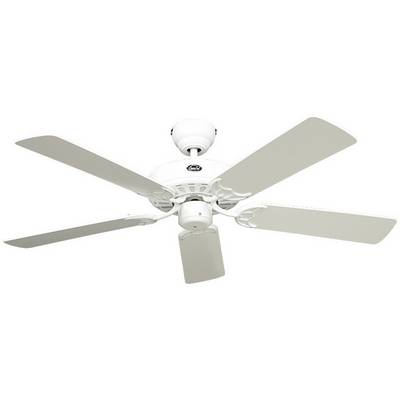 Bílý stropní ventilátor s pěti lopatkami namontovaný na stropě zajišťuje cirkulaci vzduchu v místnosti.