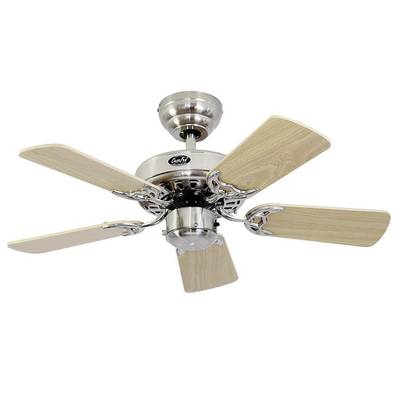 Stropní ventilátor s pěti dřevěnými listy a stříbrným tělem.