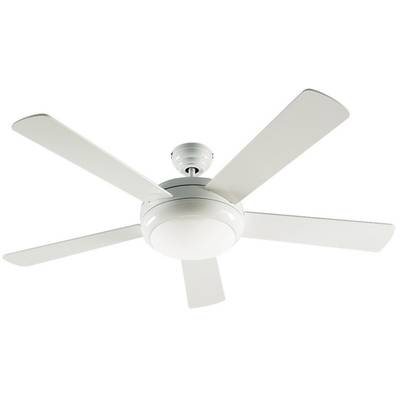 Na stropě je namontován bílý stropní ventilátor s pěti lopatkami.