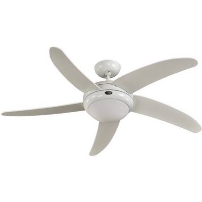 Moderní bílý stropní ventilátor s pěti lopatkami, vhodný pro chlazení vnitřních prostor.
