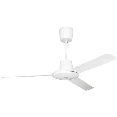 Stropní ventilátor se třemi bílými listy, připevněný k bílému stropu.