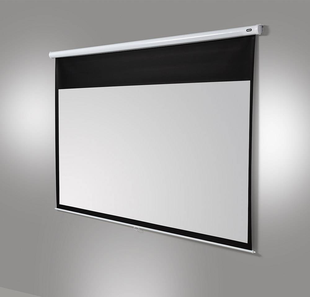 Bílátabulová magnetická tabule s černým rámem, připevněná na stěně, vhodná pro prezentace nebo projekce v místnosti.