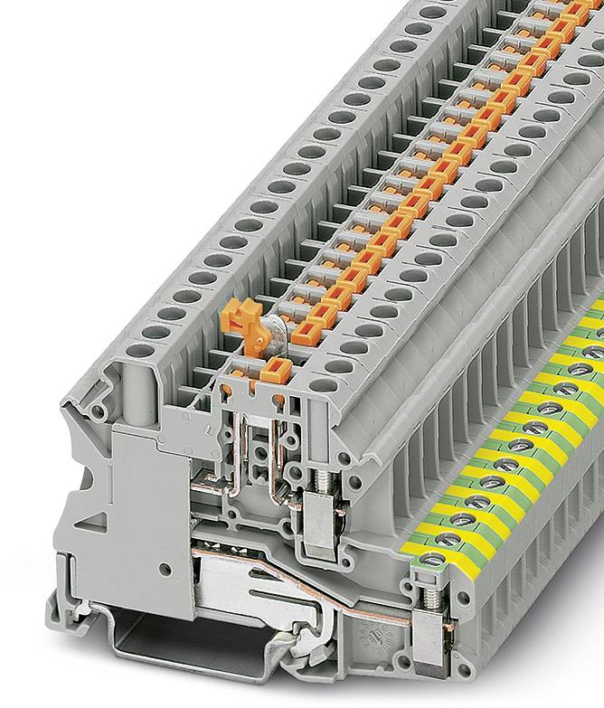 Šedá elektrická svorkovnice s oranžovými a žluto-zelenými přípojkami, která se používá pro zapojování v rozváděčích.