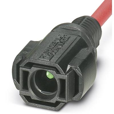 Černý konektor s červeným kabelem, vhodný pro přenos energie nebo dat, umístěný na bílém pozadí.