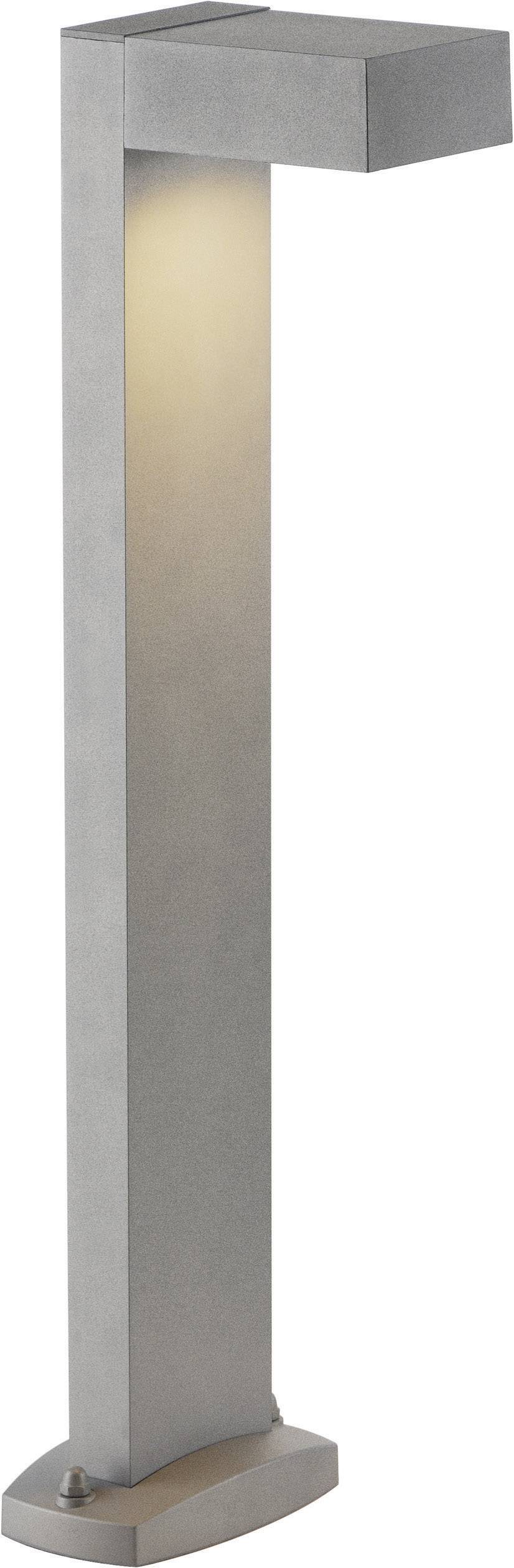 Moderní, obdélníková stojací lampa s jednoduchým designem a jemným světelným výstupem, vhodná pro venkovní prostory.