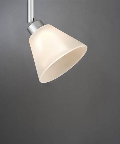 Jedna jednoduchá závěsná lampa s bílým stínidlem svítí v šedém prostoru.