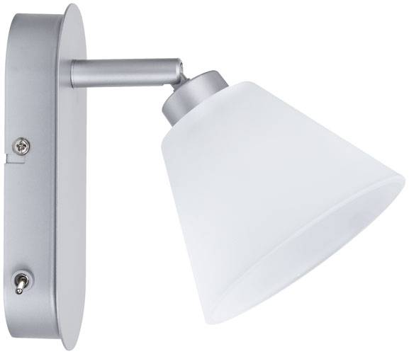 Stříbrná nástěnná lampa s kónickým bílým stínidlem směřujícím dolů. Vypínač je umístěn na montážní desce.
