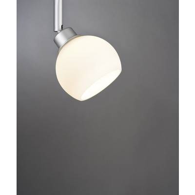 Moderní závěsná lampa kulovitého tvaru s bílým matným stínidlem před šedým pozadím. Vyzařuje měkké světlo.