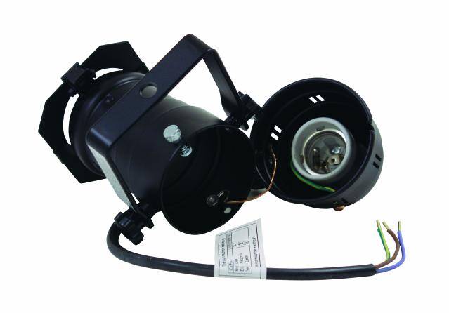 Černý otevřený jevištní reflektor s viditelnou objímkou žárovky a vyčnívajícím elektrickým kabelem s koncovkou.