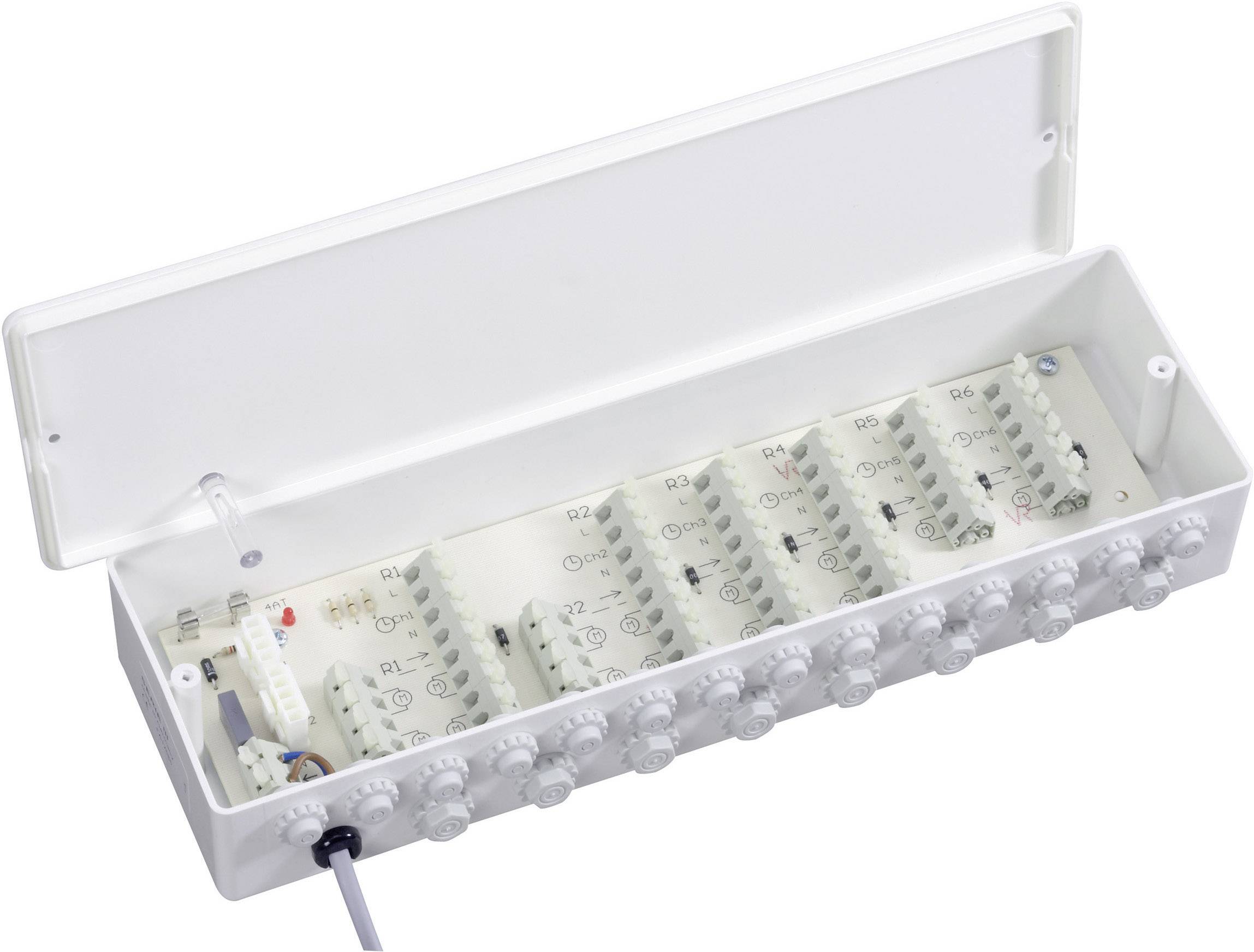 Otevřená, bílá rozvodná krabice s několika kabelovými přípojkami a štítky zobrazuje elektronické drátové spoje.