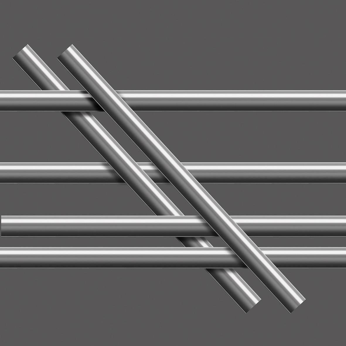 Šest stříbrných kovových trubek se kříží v diagonálním uspořádání na šedém pozadí. Rozmístění připomíná geometrický vzor.