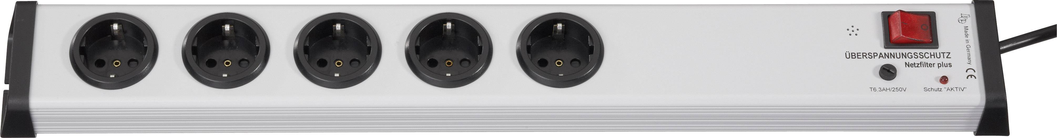 Pětizásuvková elektrická lišta s červeným vypínačem a černým kabelem na pravé straně.