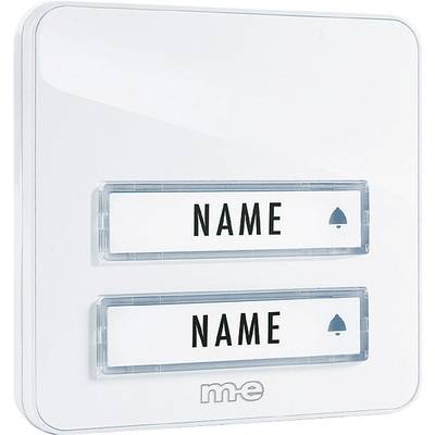 Dva zvonkové štítky na bílých dveřích, každý s místem pro jméno, pod nimi logo 'me'.
