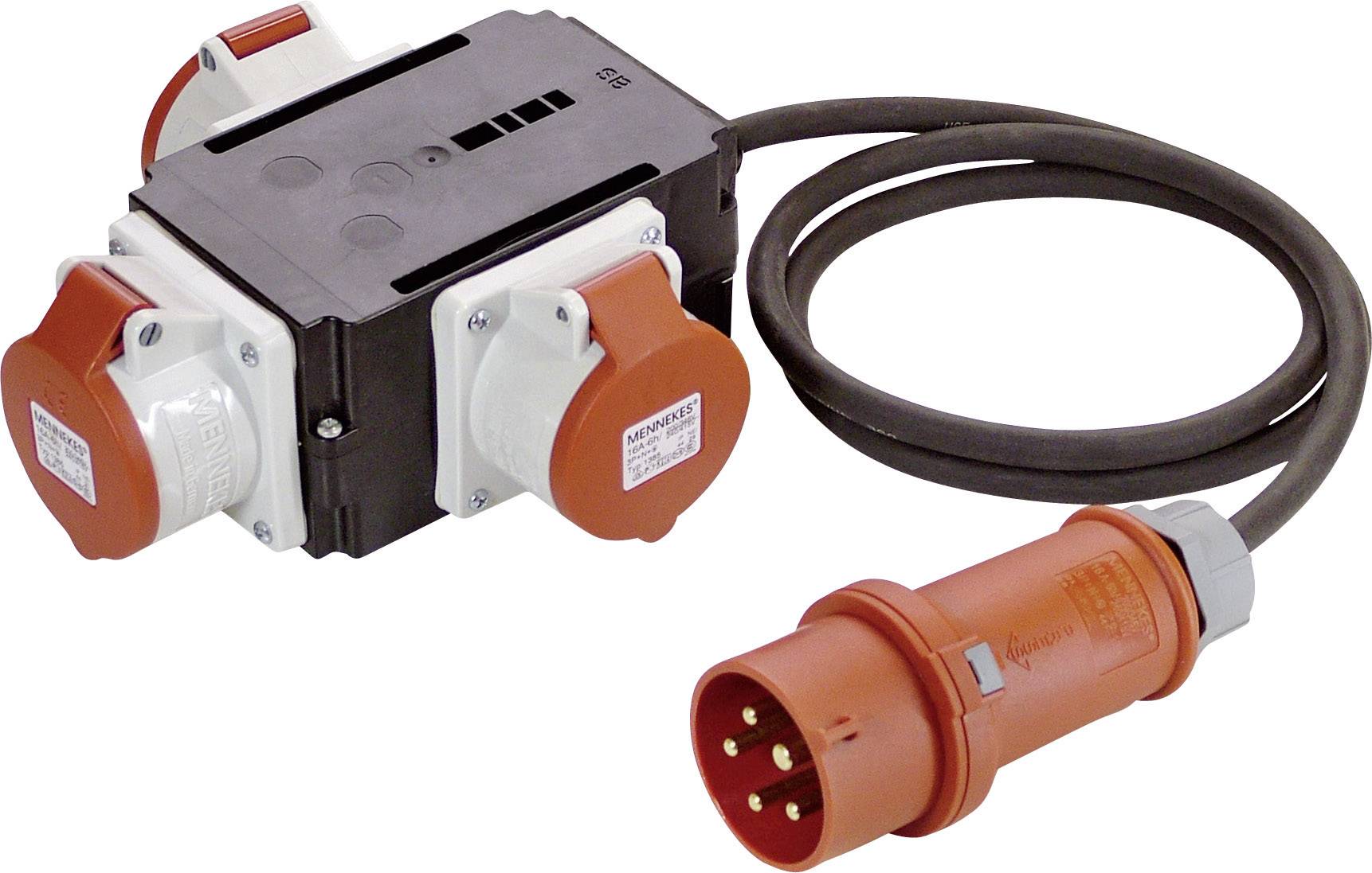 Červený silový kabel se zástrčkou a zásuvkou. Zástrčka je připojena k rozvaděči, který má několik připojení.