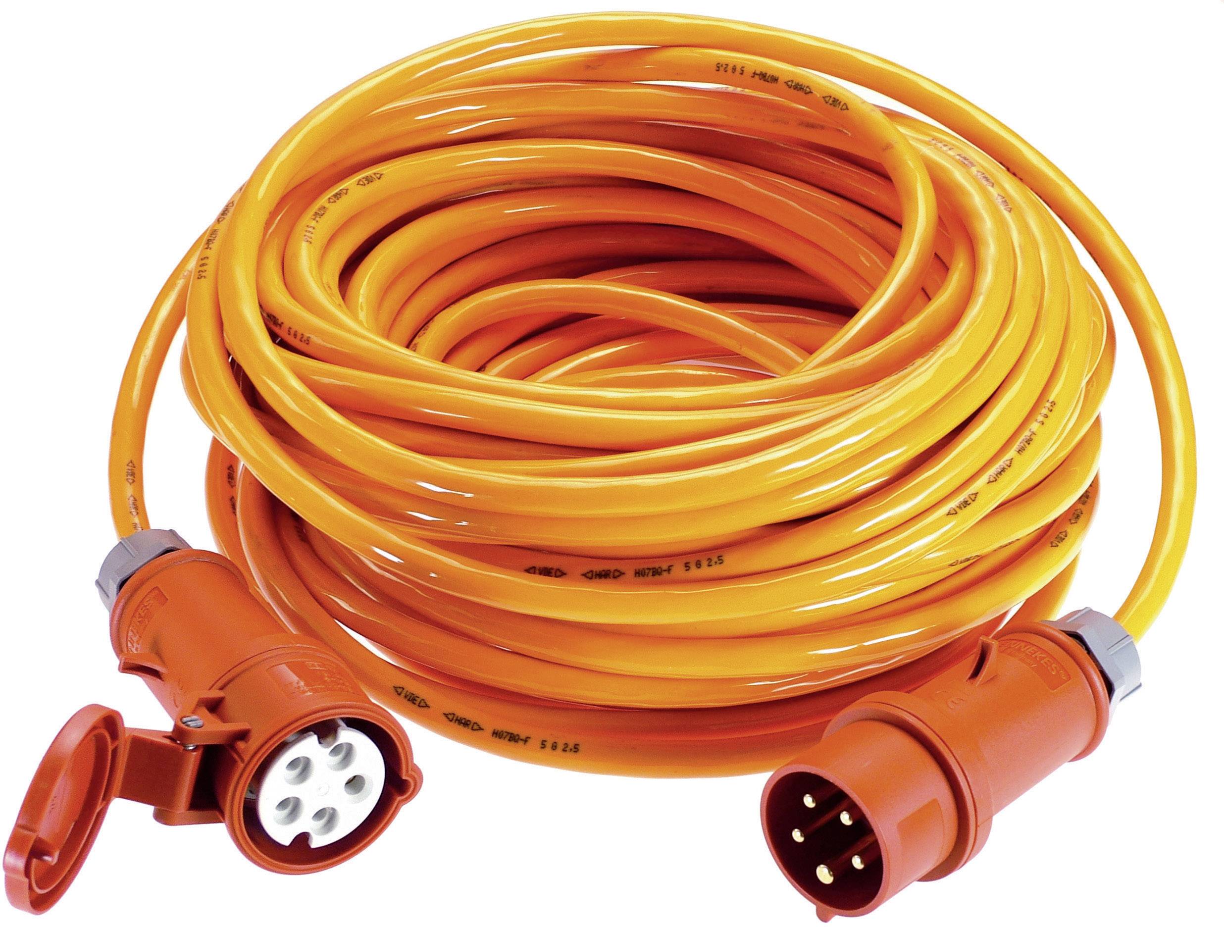 Oranžový prodlužovací kabel se silnoproudou vidlicí a zásuvkou. Kabel je navinutý a vhodný pro průmyslové použití.