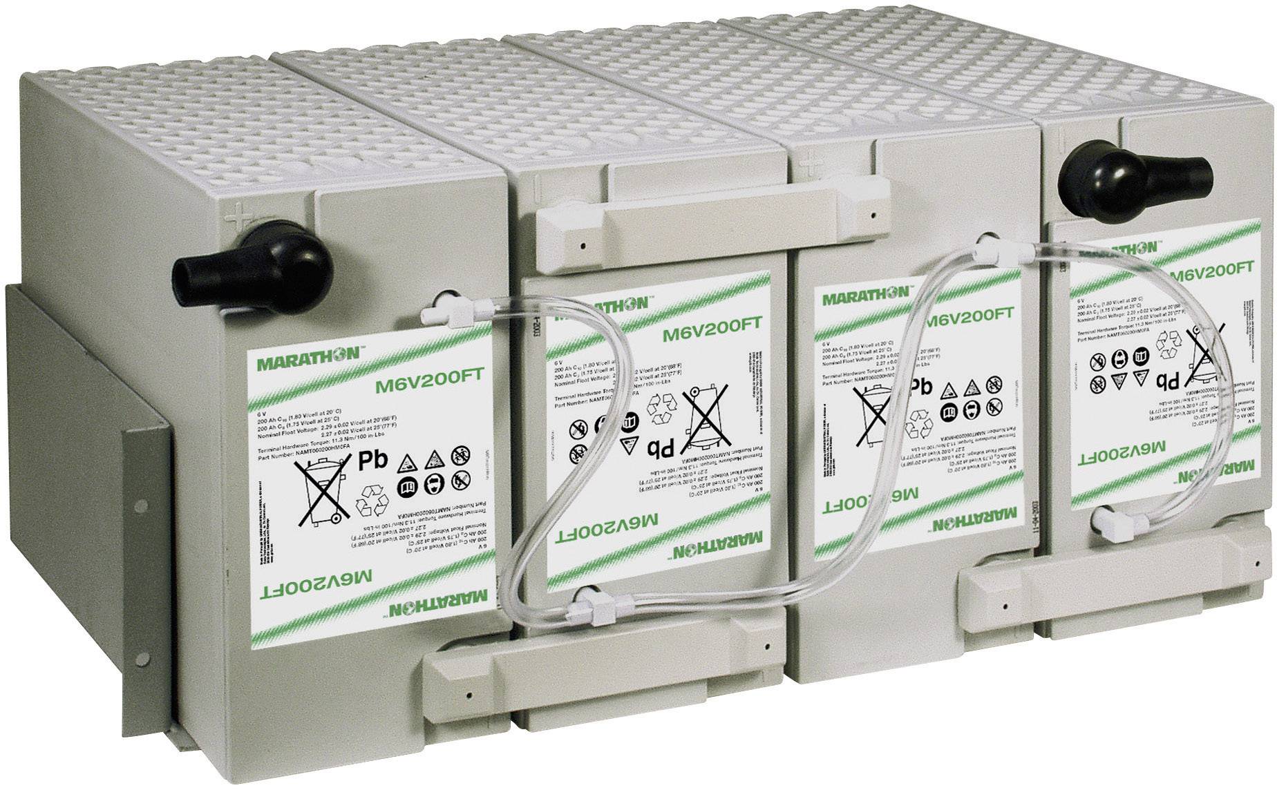 Tři vedle sebe namontované baterie s nápisem 'Marathon M6V200FT', vhodné pro průmyslové energetické aplikace.