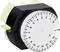 Otočný mechanický časovač se stupnicemi číslovanými od 1 do 24 pro nastavení času. Černé pouzdro, bílý ciferník.