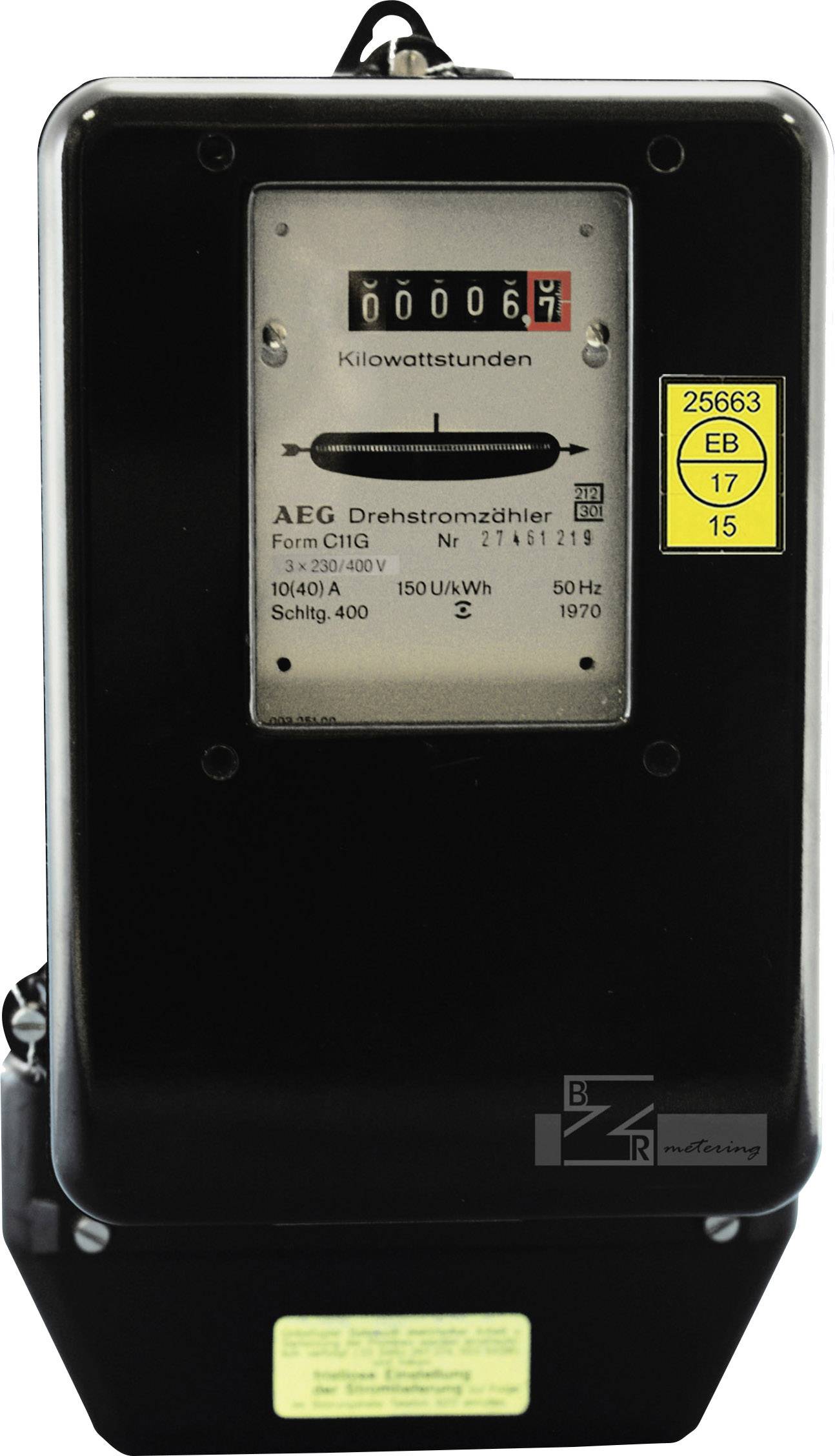 Černý AEG třífázový elektroměr s počitadlem pro zobrazení kilowatthodin, žlutý štítek vlevo ukazuje čísla 25663, EB, 17, 15.