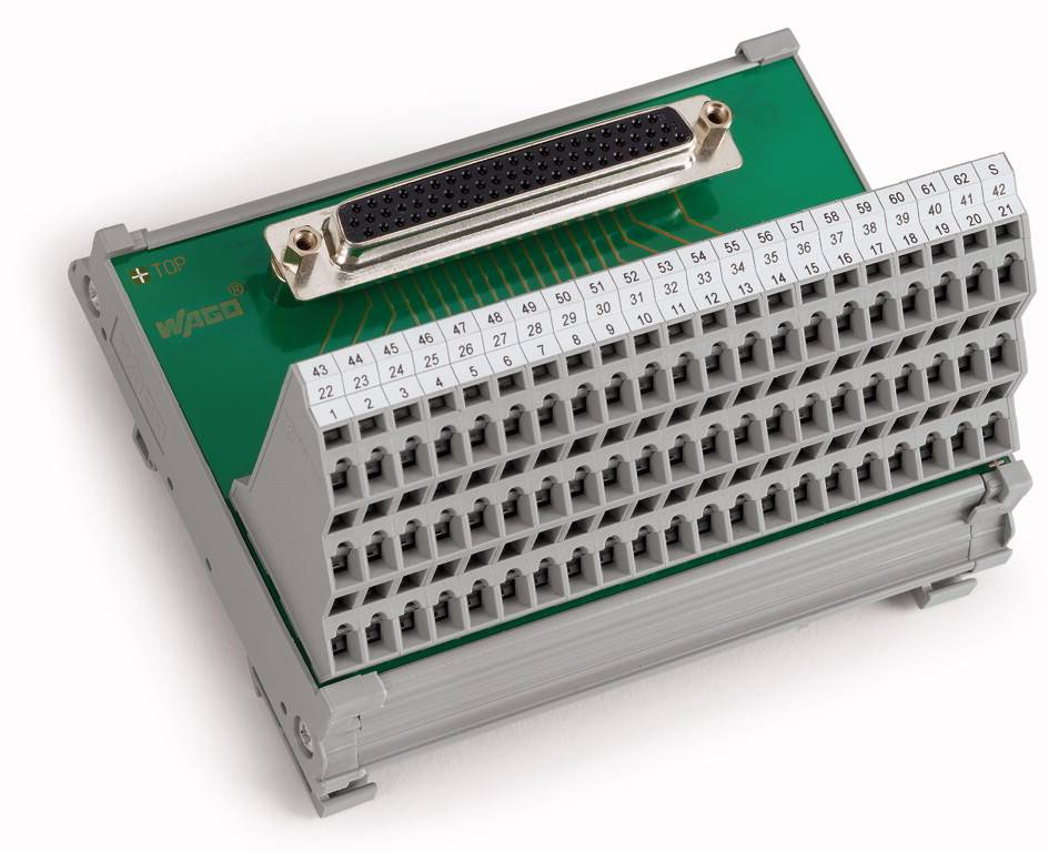Elektrický připojovací modul se zelenou deskou plošných spojů a očíslovanými sloty. Nahoře je 44 slotů s D-sub zásuvkou.