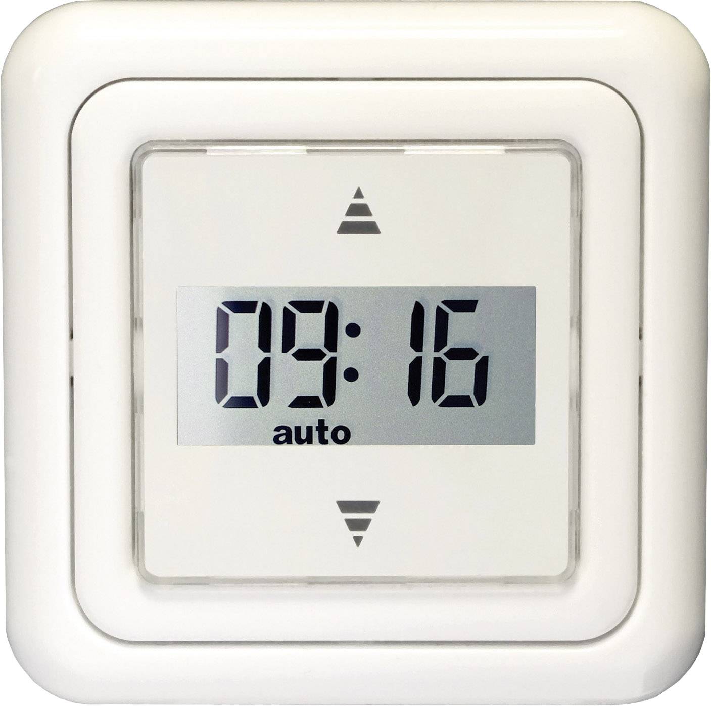 Digitální termostat na zdi ukazuje čas 09:16 v módu 'Auto'.