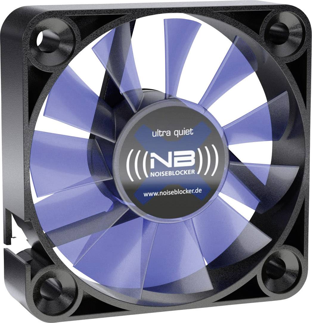 Černý ventilátor s modrými křídly, s nápisem 'ultra quiet' a 'NOISEBLOCKER' na přední straně.