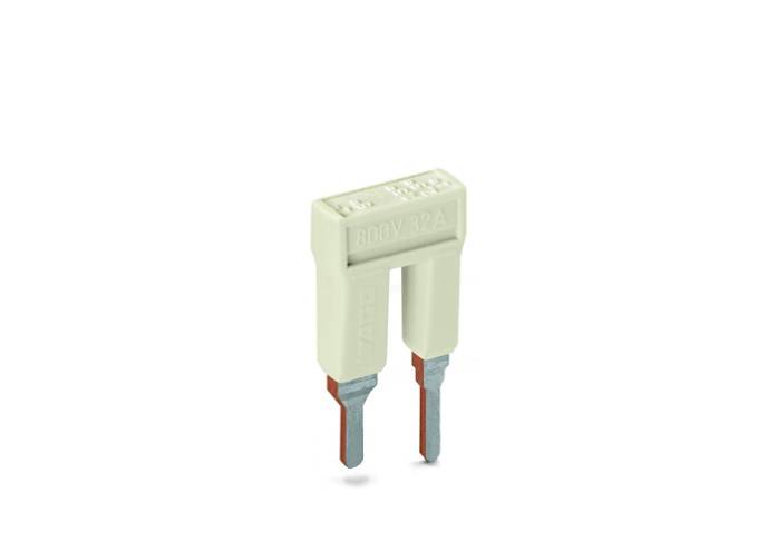 Bílá elektrická pojistka se dvěma kovovými kontakty s nápisem '600V 02A'.