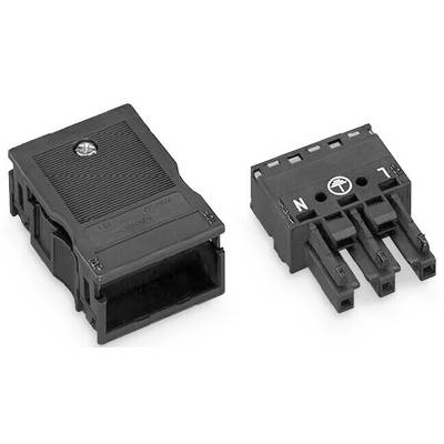 Dva černé elektrické konektory leží vedle sebe, vlevo zásuvka a vpravo zástrčka se třemi kovovými kolíky.