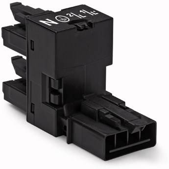 Černý elektrický konektor v detailním záběru, s několika připojovacími body a označením 'N' pro neutrální vodič.
