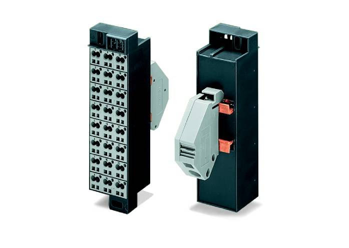 Dva elektrické modulové komponenty, pravděpodobně rozváděče, s několika přípojkami a velkým spínačem.