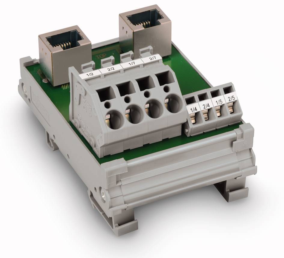Elektrický modul se dvěma ethernetovými porty a několika svorkami pro kabelové připojení, namontovaný na desce plošných spojů.