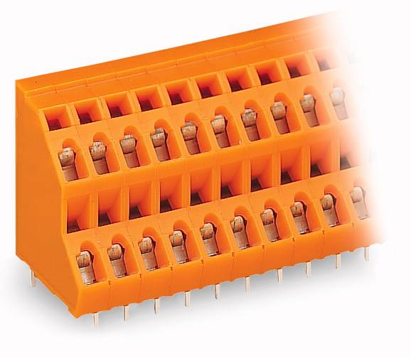 Oranžový konektor desky plošných spojů s několika kovovými kontakty, určený k propojení elektrických vodičů na desce plošného spoje.
