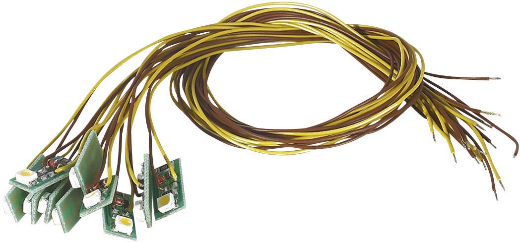Několik malých zelených elektronických desek visících na dlouhých žlutých a hnědých kabelech.