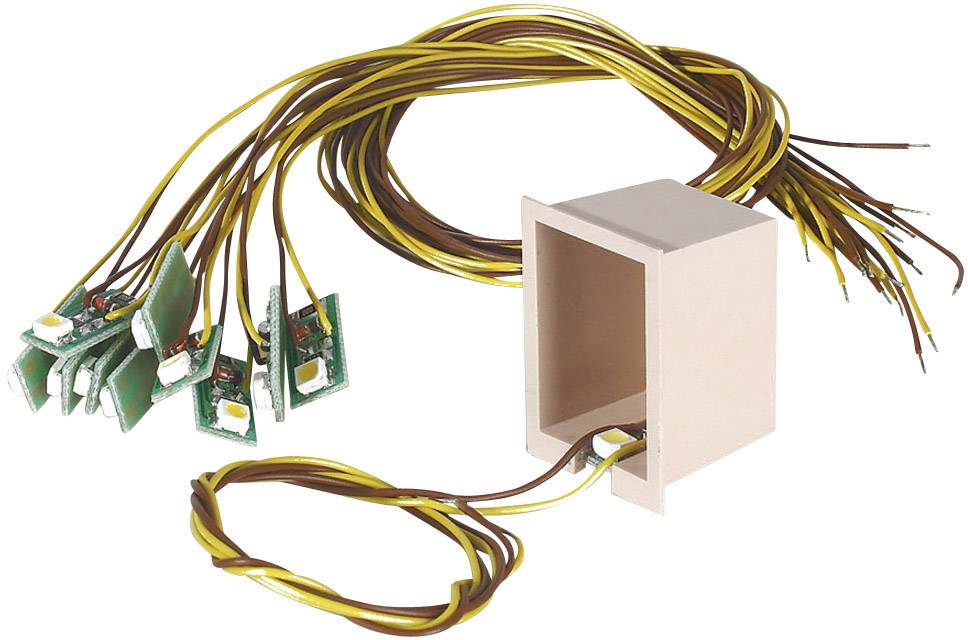 Otevřený dřevěný rám s několika žlutými a hnědými kabely připojenými k elektronickým obvodům.