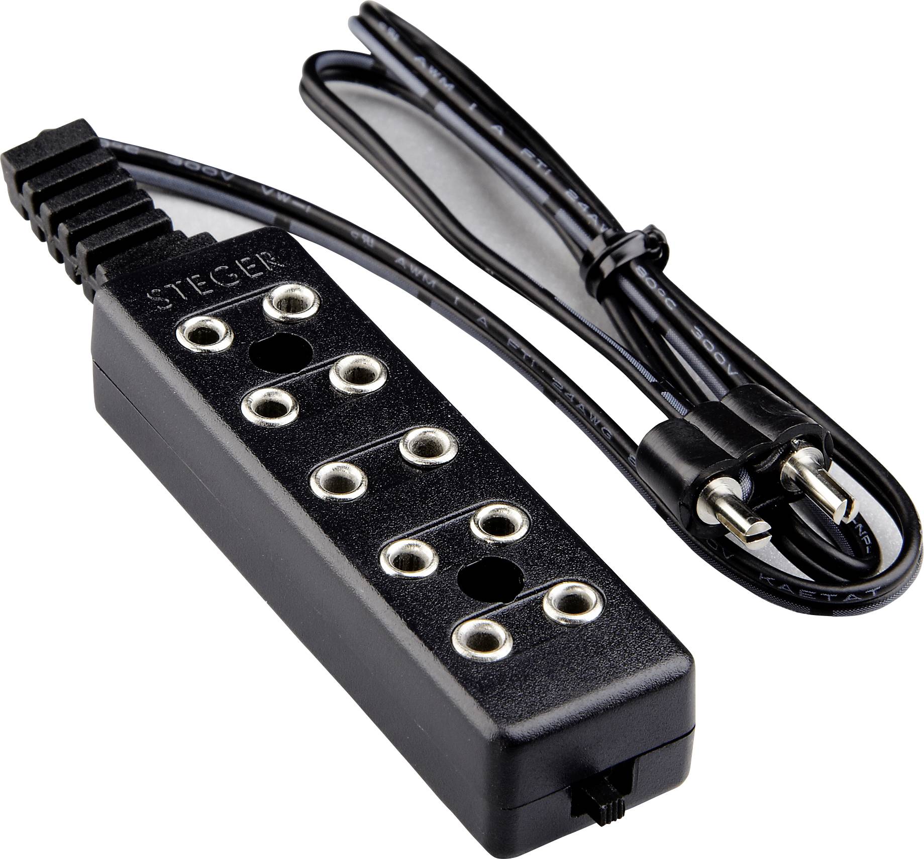 Černá elektrická prodlužovací zásuvka s několika vstupy a kabelem pro studená zařízení, používaná pro připojení elektrických spotřebičů.