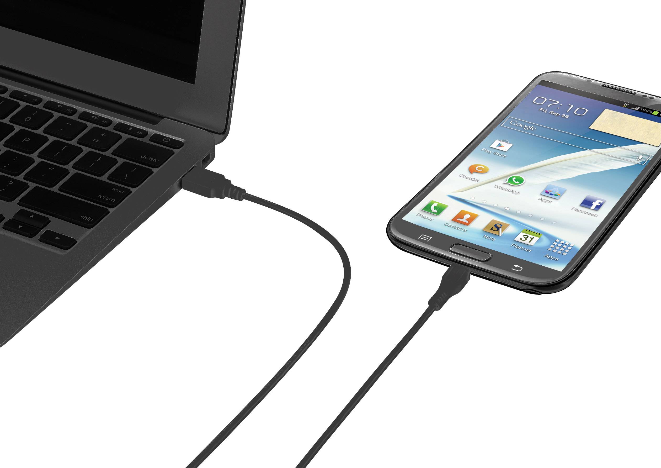Smartphone je připojeno k laptopu pomocí USB kabelu. Na displeji telefonu je zobrazen úvodní obrazovka s různými aplikacemi.
