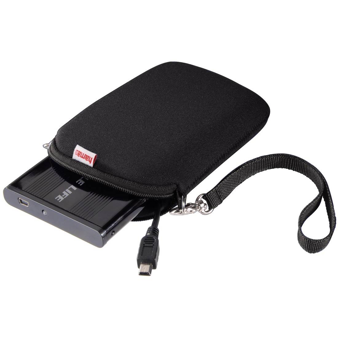 Černá taška se zipem obsahující externí pevný disk vedle USB kabelu.