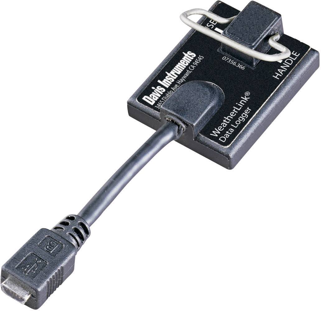 Malé černé zařízení pro záznam dat od společnosti 'Davis Instruments', připojené pomocí mini USB kabelu.