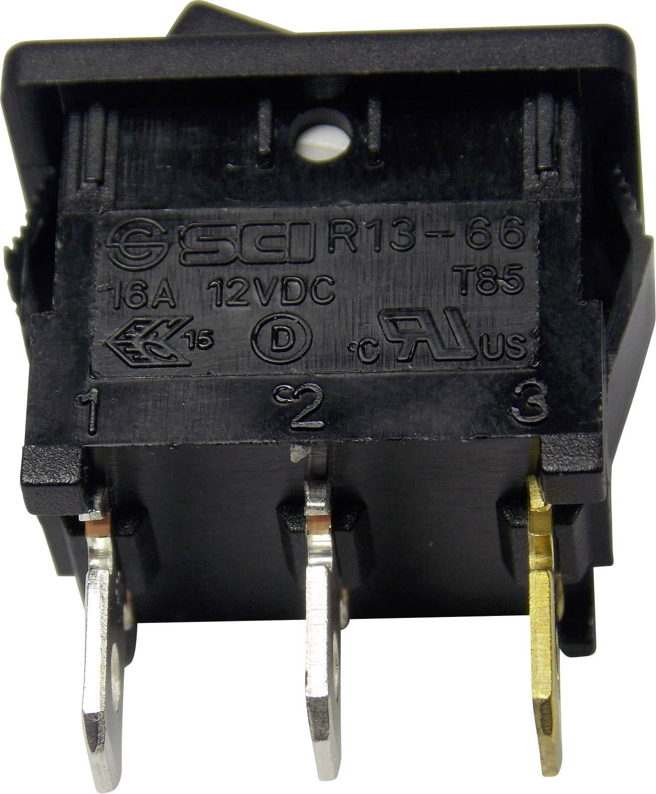 Černý spínač se třemi kovovými kontakty. Popis: 'SCI R13-66', '16A', '12VDC', 'T85', s povolovacími symboly.