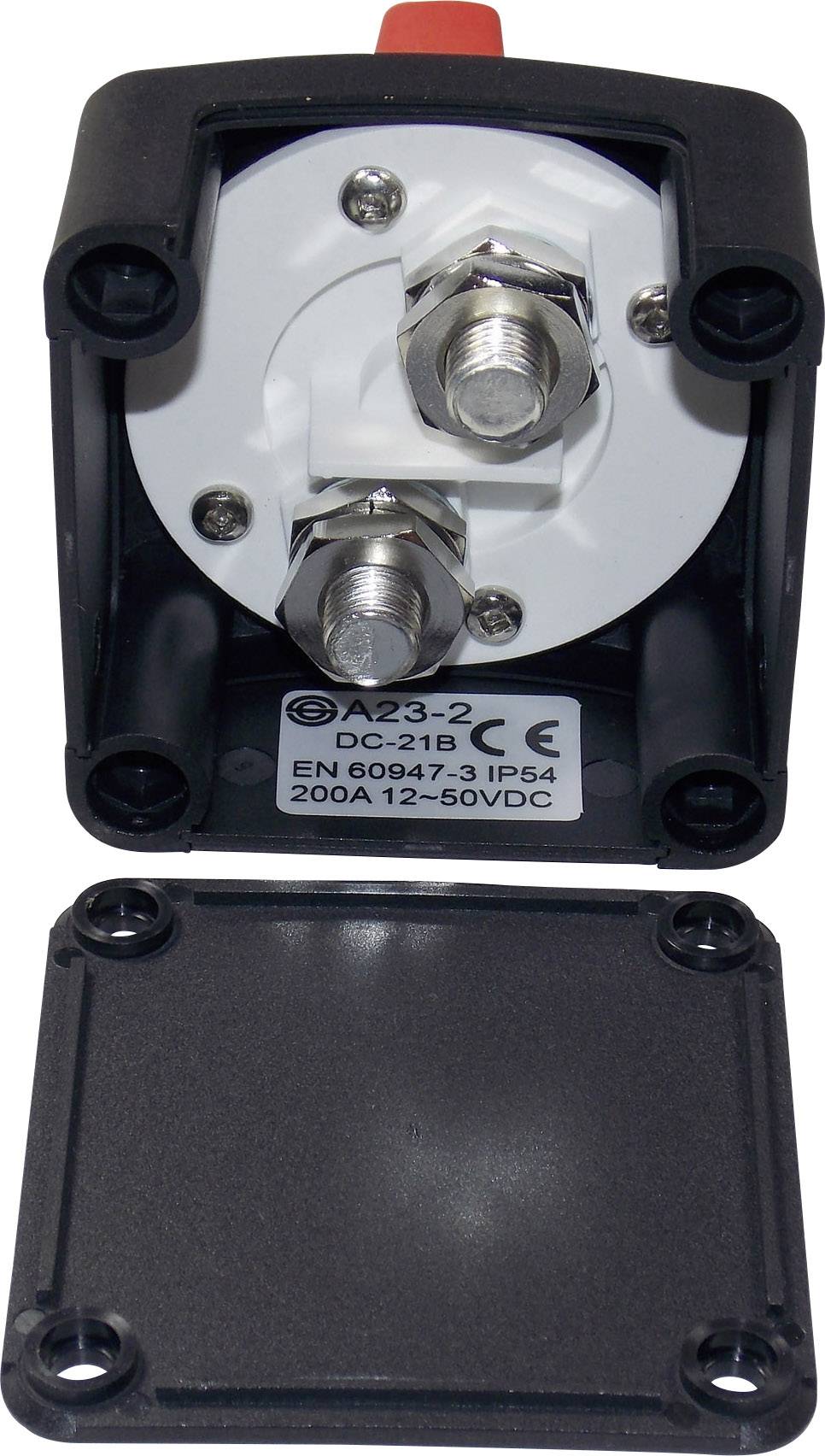 Černý elektrický spínač. Technické údaje: Model A23-2, DOC-21B, EN 60947-3 IP54, 200A, 12-50VDC. Namontováno a zakryto.