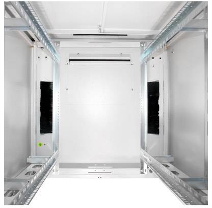 Vnitřní pohled na prázdný kovový serverový rack s kolejnicemi po stranách pro montáž zařízení.