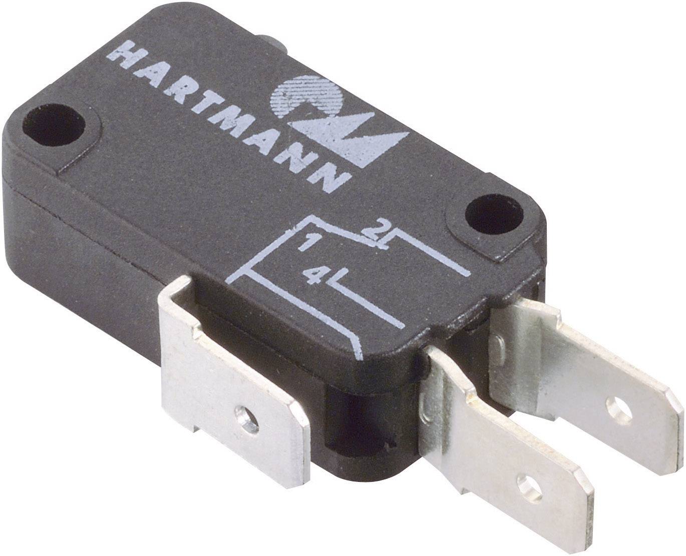 Detailní záběr černého mikrospínače značky Hartmann se dvěma kovovými svorkami a vytištěnými schématy elektrického obvodu.