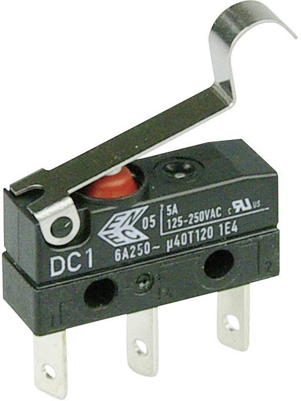 Mikrospínač s pákou a třemi svorkami, označený "DC1", vhodný pro 125-250VAC, 5A.