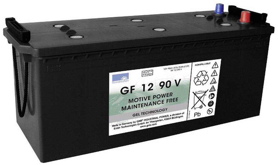 Černý akumulátor s nápisem 'GF 12 90 V', bezúdržbový, gelová technologie. Má červené a modré svorky.