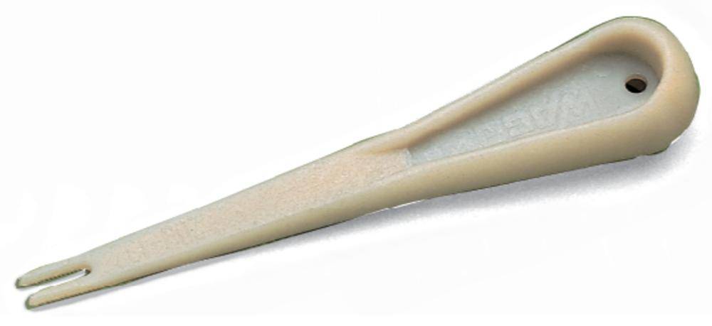 Béžový plastový nástroj na odstraňování pampelišek nebo plevele. Tenká špička s vidlicovým zakončením a ergonomickou rukojetí.
