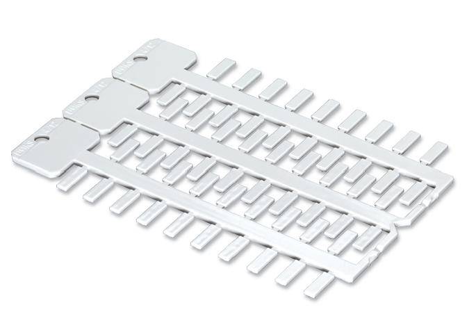 Tři kovové měrky nebo měřítka uspořádané v řadě, s postupně se zužujícími zuby různé šířky.