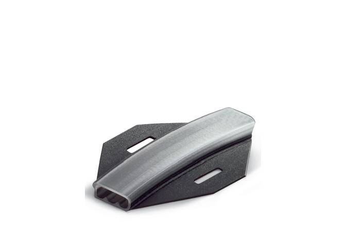 Kovová lišta na černé montážní desce s oválnými výřezy, vhodná pro držáky nebo upevňovací účely.